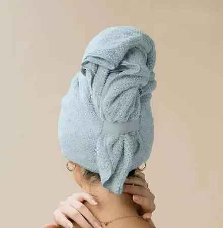 SERVIETTE EN MICROFIBRE CHEVEUX | TURBAN ERGONOMIQUE