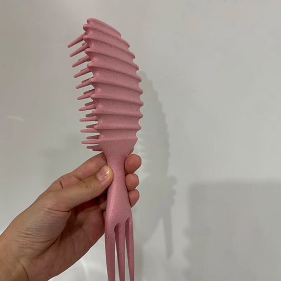 Brosse-à-cheveux-bouclés-rose-accessoire-capillaire-style-pratique-demelage-coiffure-soigne