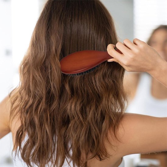 Brosse-à-cheveux-poil-de-sanglier-lissant-longue-chevelure-brune-ondulee-en-interieur
