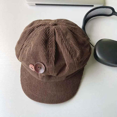 Casquette-gavroche-marron-en-velours-côtelé-avec-bouton-vue-de-dessus-sur-fond-blanc