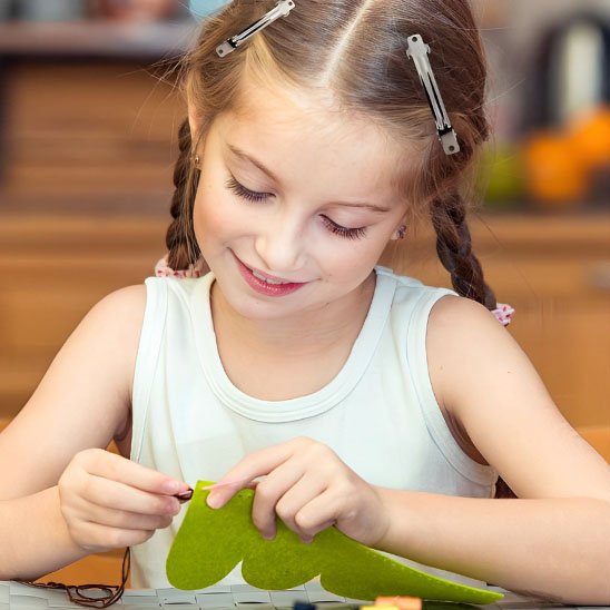Enfant-concentre-barrette-cheveux- metal -pendant-activite-manuelle-douce-apaisante