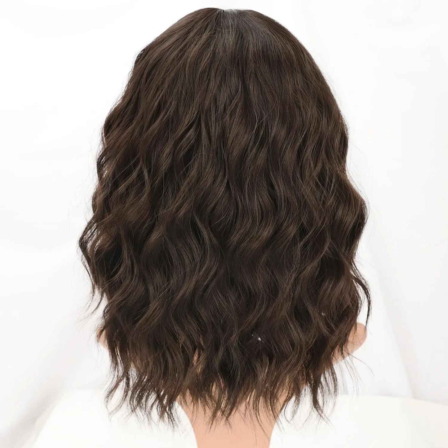 Perruque-femme-brune-ondulee-mi-longue-style-naturel-sur-mannequin-presentation-soignee