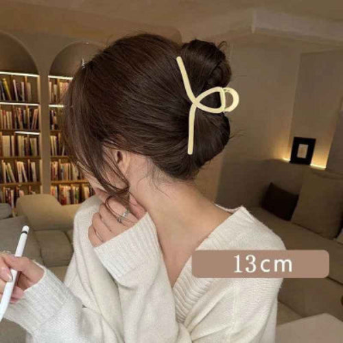 Pince-à-cheveux-blanche-grande-boucle-dans-chignon-femme-style-elegant
