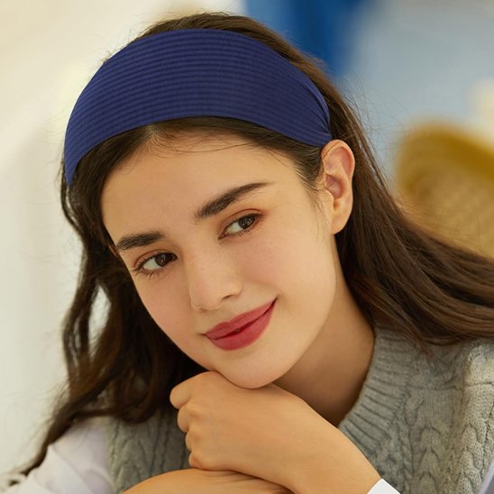 bandeau-cheveux-bleu-femme-confortable-elegante