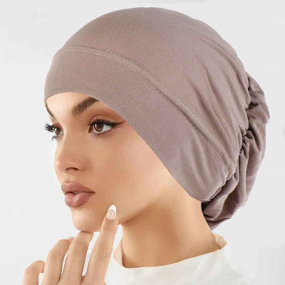 bandeau cheveux turban taupe structure bandeau frontal fond blanc femme