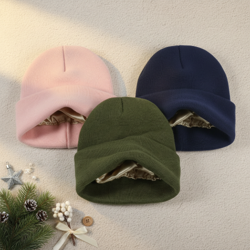 Bonnet hiver femme chic trois bonnets rose vert et bleu mis en valeur sur un decor hivernal