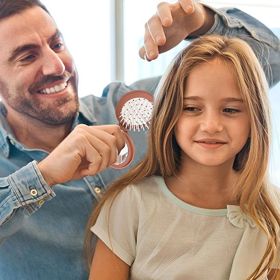 brosse-cheveux-enfant-soin-capillaire-coiffure-douce-pratique-famille-quotidien-mignon-pliant