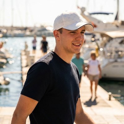 casquette-homme-personne-marina-bateaux-soleil-quai-marche-tshirt-bleu-ambiance-detente