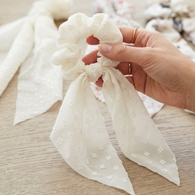 chouchou-pour-les-cheveux-blanc-fleuri-accessoire-cheveux-elegant-soigne-tissu-doux-feminin