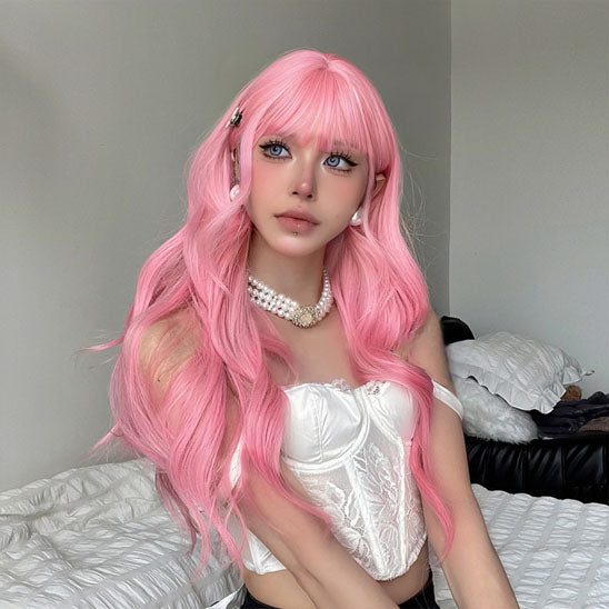 Perruque longue rose ondulee avec frange portee par une jeune femme