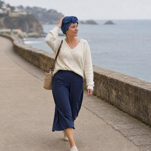 Turban femme bleu avec noeud porte lors dune promenade en bord de mer