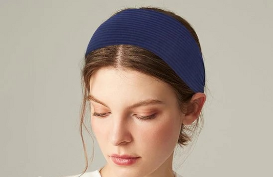 femme-profil-bandeau-cheveux-bleu-large-style-simple-naturel-minimal-portrait