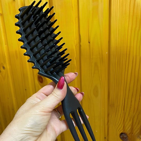 Brosse-à-cheveux-bouclés-noire – accessoire-capillaire-pour-démêlage-et-coiffure-soignée