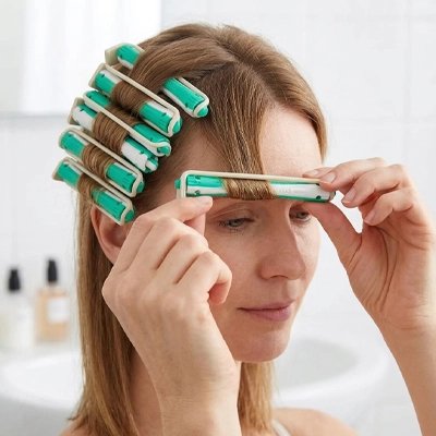 Femme avec bigoudis sans chaleur et bandeau rouge – boucles naturelles