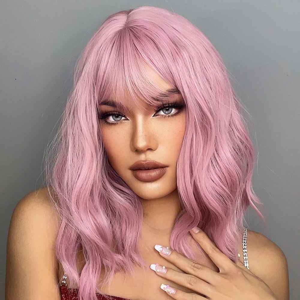 Perruque naturelle Rosie — ondulations roses mi-longues avec frange, tendance été sur Instagram et TikTok