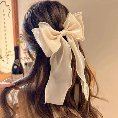Femme-cheveux-longs-barrette-a-cheveux-blanc-noeud-ruban-elegant-coiffure-soignee-style-doux-fleurs