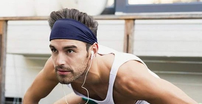 sportive-course-bandeau-cheveux-noir-preparation-energie-focus-mouvement-exterieur