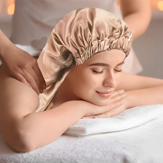 Bonnet-en-satin-beige-massage-relaxant-soin-corps-confort-cheveux-proteges-spa