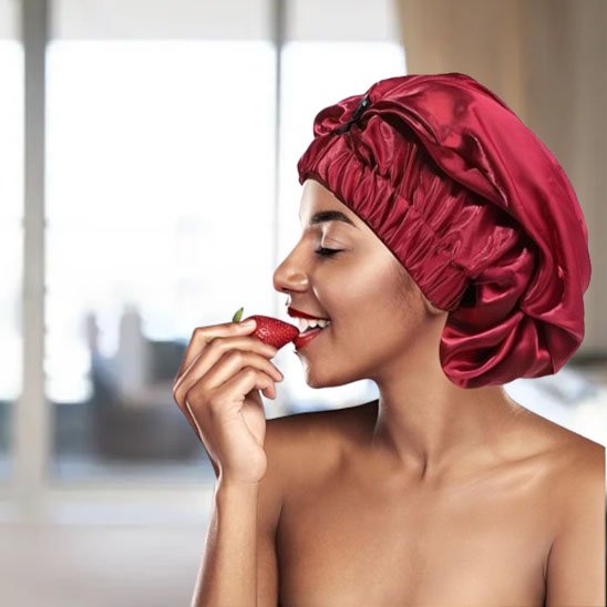 Bonnet-en-satin-rouge-fraise-moment-gourmand-cheveux-proteges-style-confort-maison