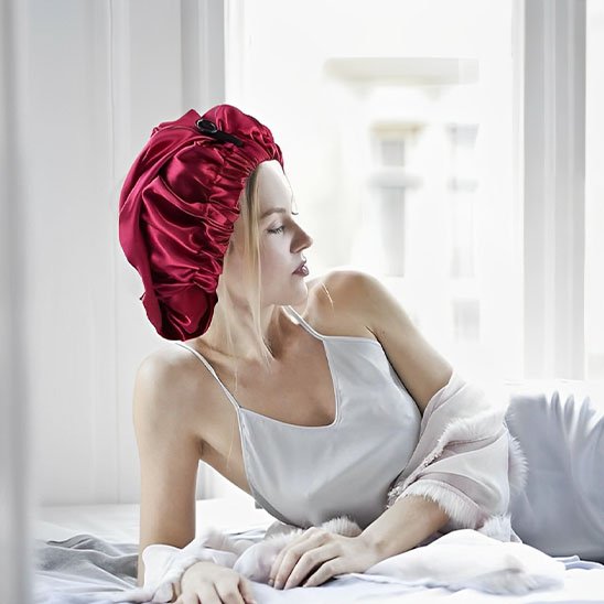 Bonnet-en-satin-rouge-matin-doux-cheveux-proteges-lumiere-naturelle-confort-maison