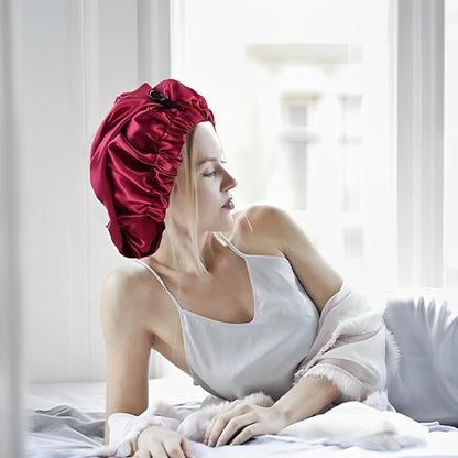Bonnet-en-satin-rouge-matin-doux-cheveux-proteges-lumiere-naturelle-confort-maison