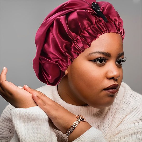 Bonnet-en-satin-rouge-profond-bouton-noir-cheveux-proteges-style-confort-elegant