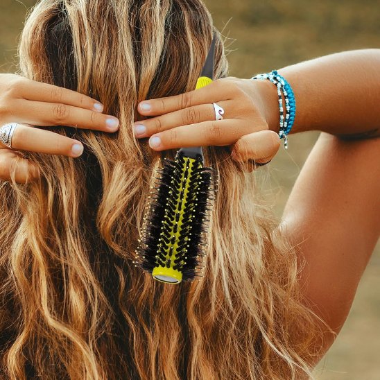 Brosse-à-cheveux-bouclés-coiffant-longue-chevelure-blonde-ondulee-en-exterieur-naturel