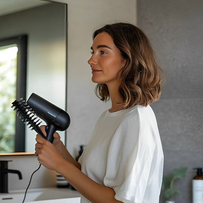 Brosse-à-cheveux-démêlante-sechant-chevelure-brune-mi-longue-dans-salle-de-bain