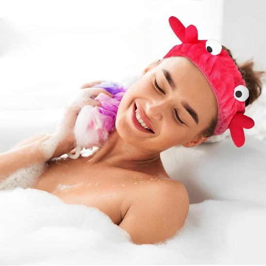 Femme-bandeau-cheveux-rouge-crabe-motif-ludique-bain-mousse-soin-corps-detente-confort-doux