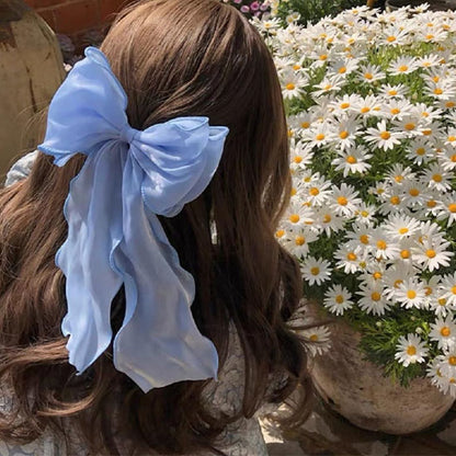 Fiemme-cheveux-longs-barrette-à-cheveux-bleu-noeud-ruban-elegant-coiffure-soignee-style-doux-fleurs