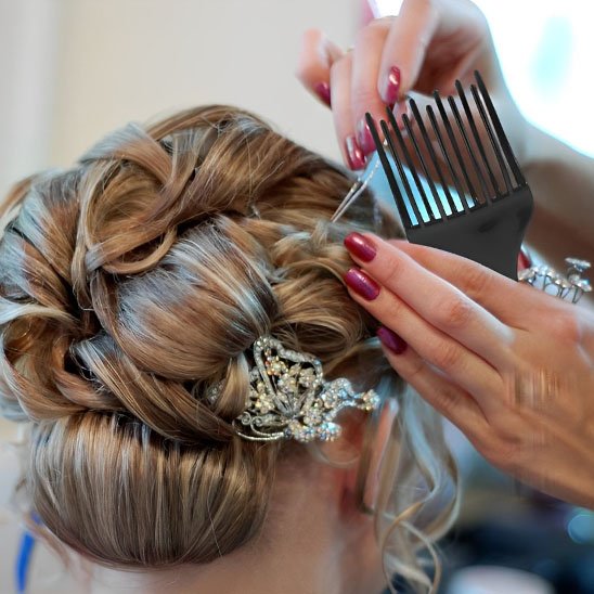 Peigne-afro-coiffure-chignon-soiree-volume-cheveux-blonds-style-elegant-precis