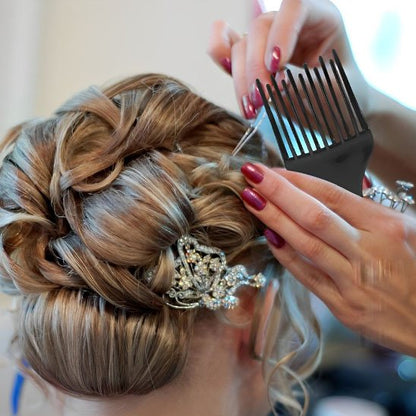 Peigne-afro-coiffure-chignon-soiree-volume-cheveux-blonds-style-elegant-precis