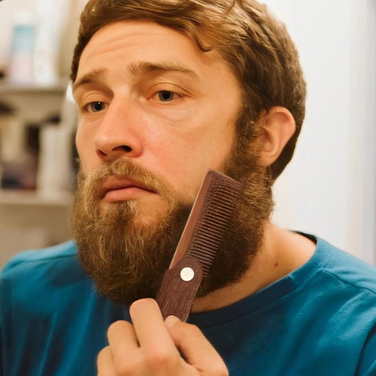 Peigne-bois-barbe-homme-coiffage-quotidien-style-naturel-soin-precis-elegant