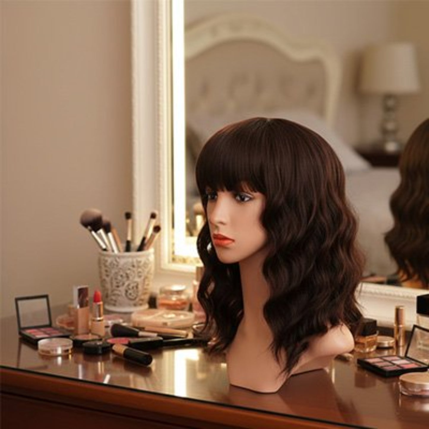 Perruque-femme-brune-ondulee-avec-frange-style-naturel-sur-coiffeuse-elegante