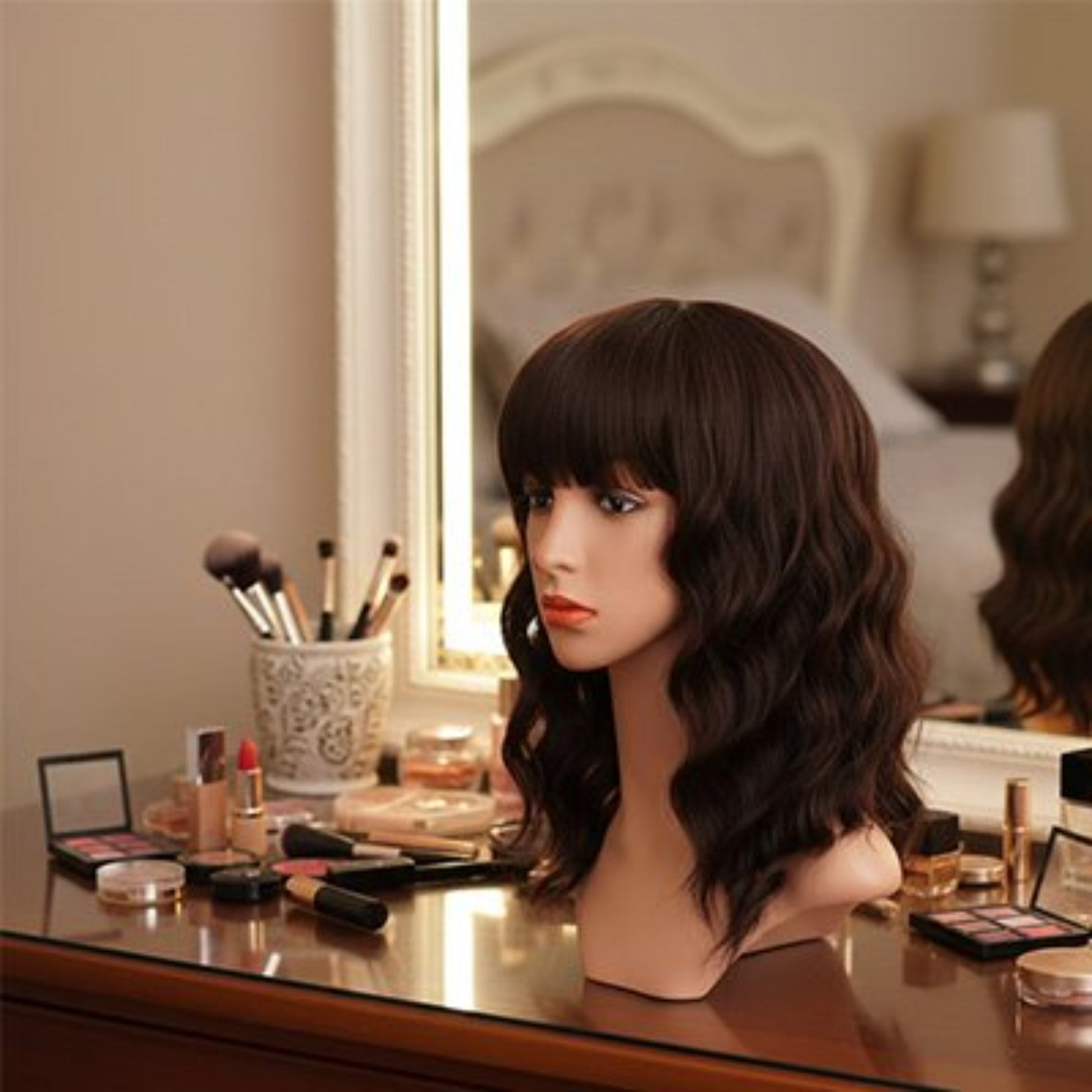 Perruque-femme-brune-ondulee-avec-frange-style-naturel-sur-coiffeuse-elegante