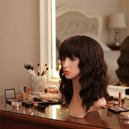Perruque-femme-brune-ondulee-avec-frange-style-naturel-sur-coiffeuse-elegante