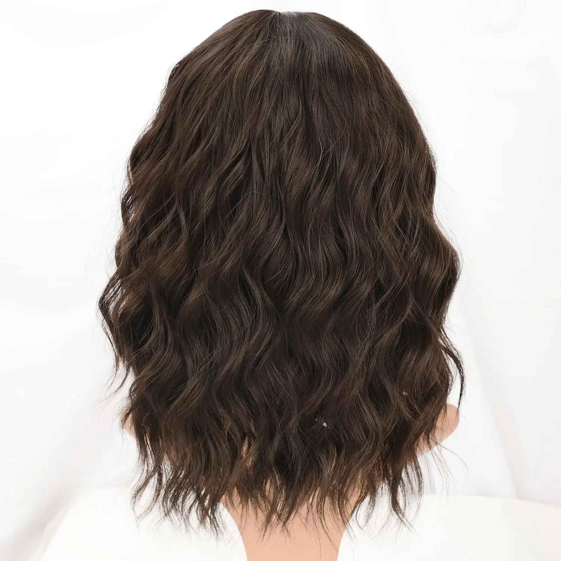 Perruque-femme-brune-ondulee-mi-longue-style-naturel-sur-mannequin-presentation-soignee