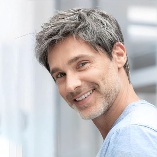 Perruque-homme-style-gris-naturel-court-soigne-look-mature-apaisant-confiant-polyvalent-quotidien
