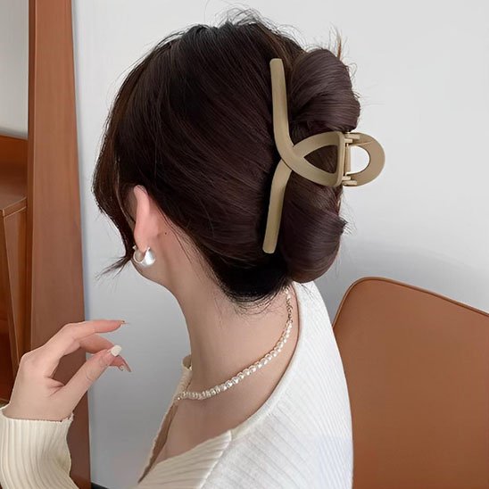 Pince-à-cheveux-beige-grande-boucle-dans-chignon-femme-style-elegant