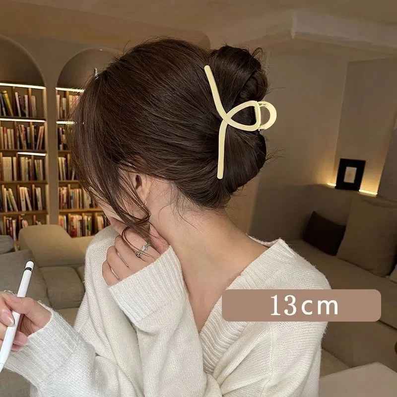 Pince-à-cheveux-blanche-grande-boucle-dans-chignon-femme-style-elegant