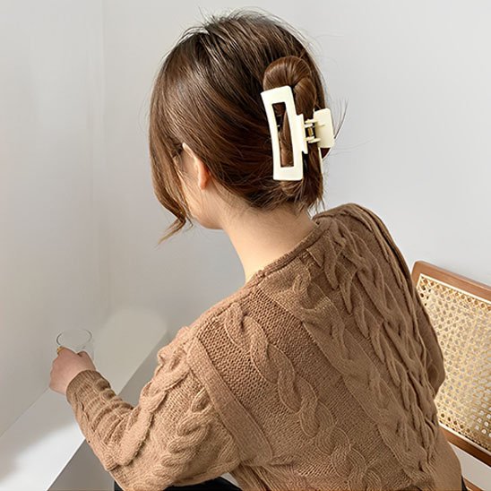 Pince-à-cheveux-blanche-rectangulaire-dans-chignon-bas-femme-style-doux-naturel