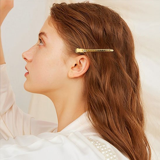 Pince-à-cheveux-doree-fixee-sur-cheveux-longs-ondules-style-elegant-femme