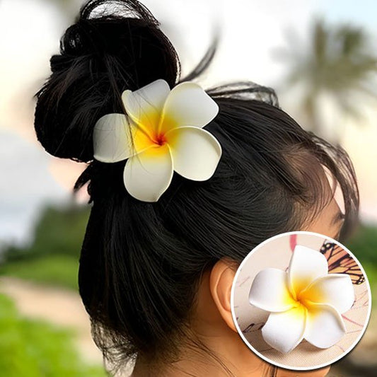 Pince-à-cheveux-fleur-jaune-plumeria-fixee-dans-chignon-style-tropical-femme
