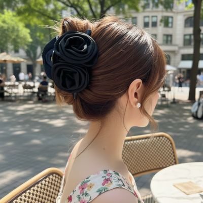 Pince-à-cheveux-fleur-noir-fixee-dans-chignon-style-romantique-femme