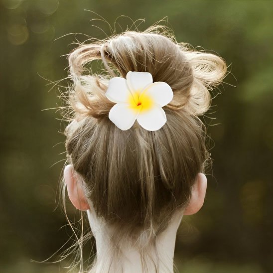 Pince-à-cheveux-fleur-plumeria-blanche-jaune-chignon-femme-style-tropical-elegant