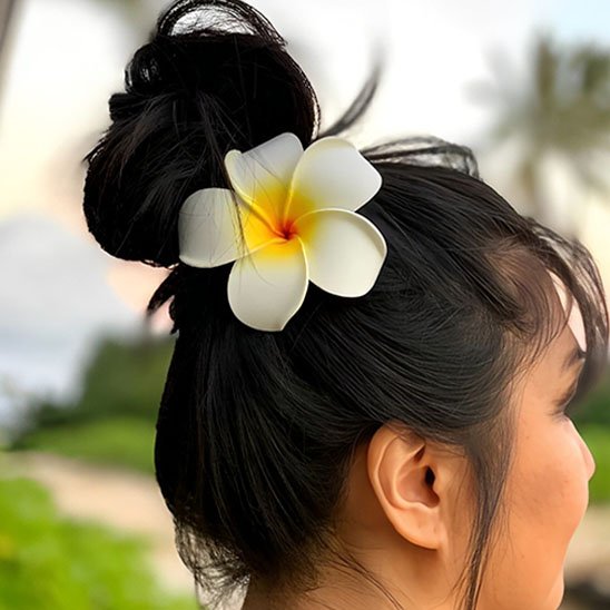 Pince-à-cheveux-fleur-plumeria-blanche-jaune-chignon-femme-style-tropical-naturel