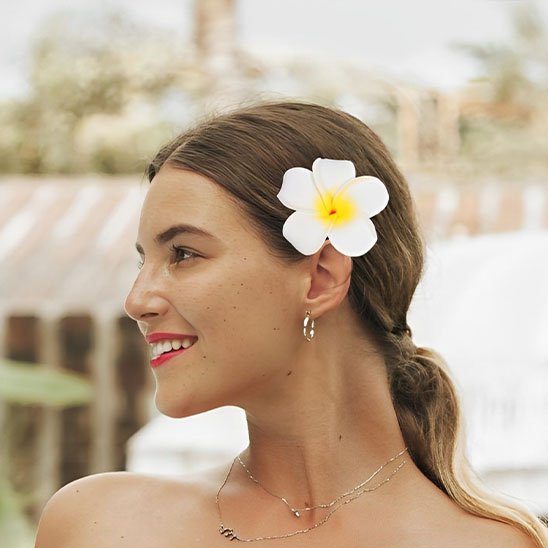 Pince-à-cheveux-fleur-plumeria-blanche-jaune-style-tropical-elegant-pour-femme