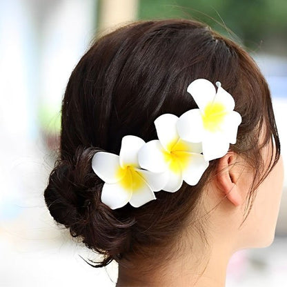 Pince-à-cheveux-fleurs-plumeria-blanches-jaunes-chignon-femme-style-tropical-elegant