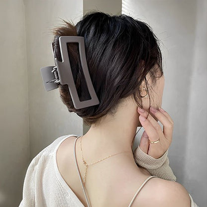 Pince-à-cheveux-grise-rectangulaire-dans-chignon-femme-style-minimaliste-elegant