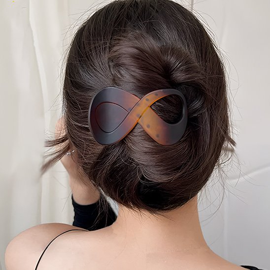 Pince-à-cheveux-marron-ecaille-forme-infinie-dans-chignon-bas-femme-elegante